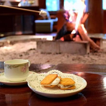 当館シンボルの暖炉で楽しむ 焼マシュマロ＆スモア体験